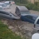 Stuhia bënë NAMIN në këtë vend të Ballkanit! 3 persona të vd*kur, uji merr para makinat në rrugë