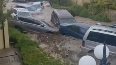 Stuhia bënë NAMIN në këtë vend të Ballkanit! 3 persona të vd*kur, uji merr para makinat në rrugë