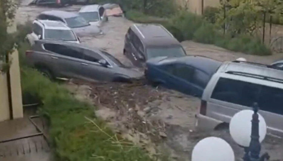 Stuhia bënë NAMIN në këtë vend të Ballkanit! 3 persona të vd*kur, uji merr para makinat në rrugë