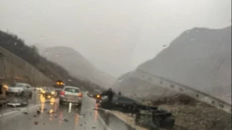 Aksident i frikshëm në vend! Kamioni përpIas makinën, mjeti ndahet në dysh, disa persona të…