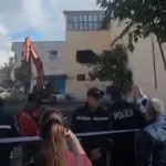 ‘Ka fëmijë brenda o kafshë…’ Tmerr në Tiranë! Fadromat gati të rrafshojnë kopshtin, banoret te revoltuar