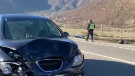 Aksiden i frikshëm në vend! Dy makina bëhen copash, thuhet se 2 persona…