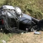 Tmerr! Makina del nga rruga dhe rrokulliset për 100 metra, shoferi në…