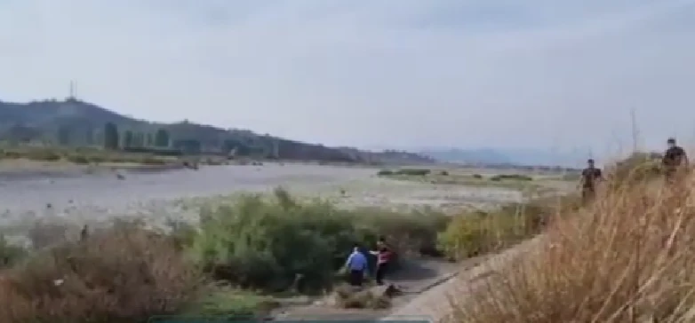Dalin pamjet! Ja momenti kur policia e kap këmba-këmbës autorin e at*ntatit të ditës së sotme! (Video)