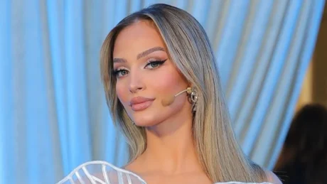 Si dy pika uji! Njihuni me mamanë e Selinit, nuk do e besoni dot sa e re që duket ajo