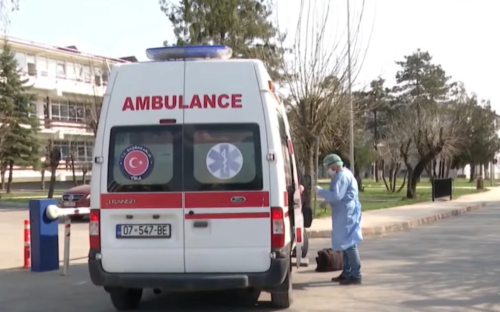 Aksident i frikshëm! Kamioni godet 4 automjete, dy persona…