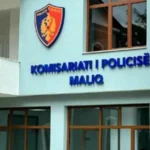 Tronditëse në vend! Tentoi të hynte në një banesë, 45-vjeçari gjendet i varur në kangjellat e murit