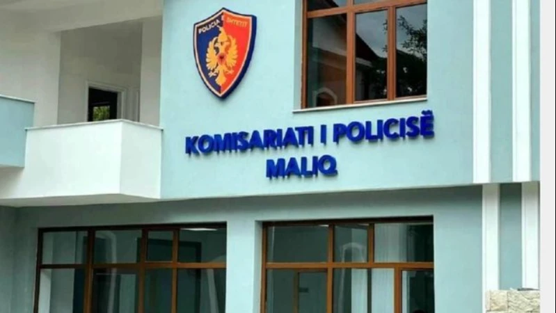 Tronditëse në vend! Tentoi të hynte në një banesë, 45-vjeçari gjendet i varur në kangjellat e murit