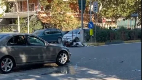 Aksident i frikshëm në kryeqytet! Makina përpIas këmbësoren dhe ciftin që udhëtonte me motor