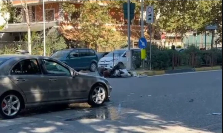 Aksident i frikshëm në kryeqytet! Makina përpIas këmbësoren dhe ciftin që udhëtonte me motor