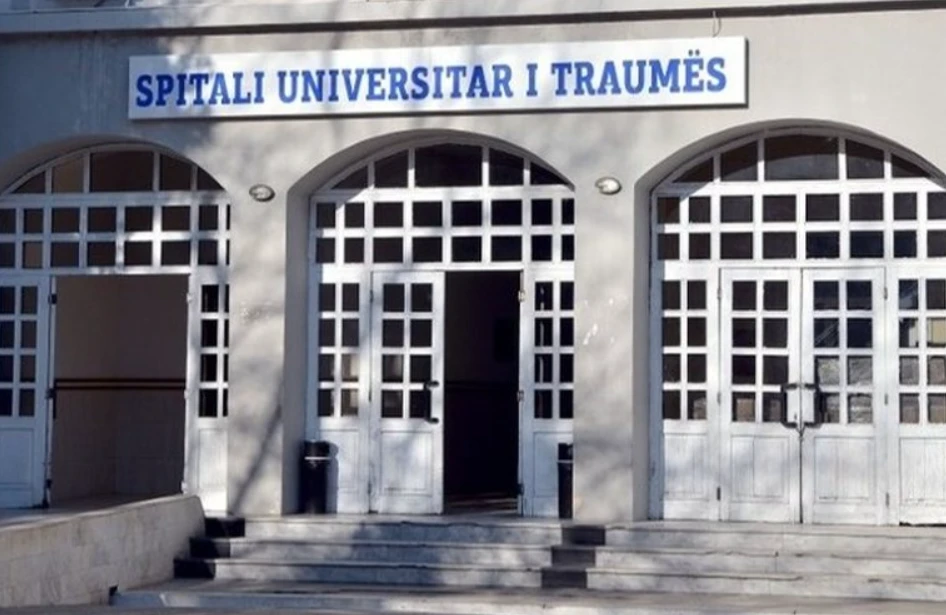 Nuk arriti t’ia dilte dot! U aksidentua me makinë, humb jetën i riu në spital