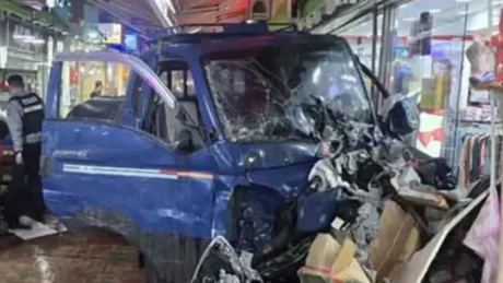 Aksident tronditës! Kamionçina futet në treg, dy persona humbin jeten dhe 18 të plagosur