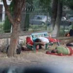 Vend i shkrumbuar, tym e hi! Zjarrfikësit të rraskapitur, që flenë rrugëve! Pamje të dhimbshme pas natës së djeshme në Delvinë