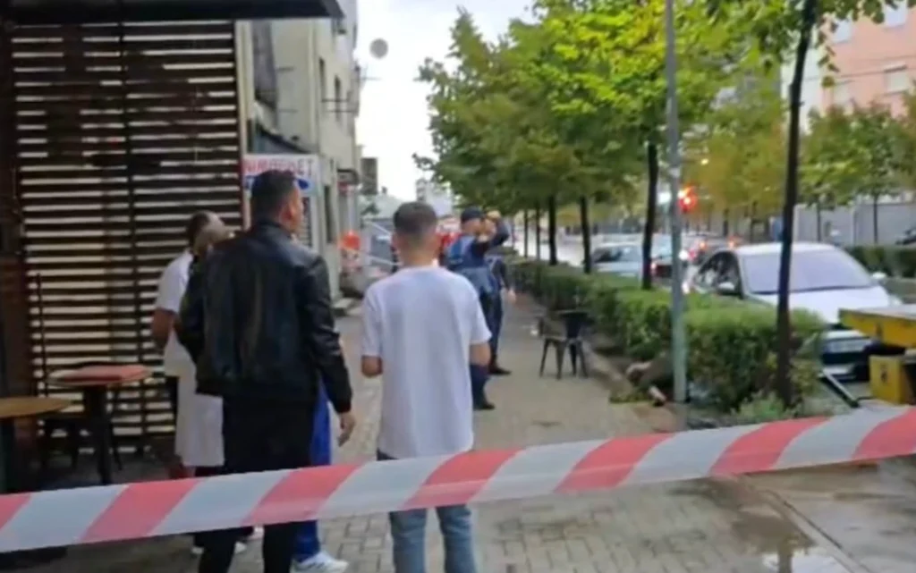 Mëngjes tronditës në Durrës! Shtylla e dëmtuar në rrugë i merr jetën një personi