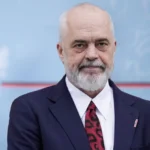 Edi Rama u jep zemër qytetarëve që u preken nga zjarri ‘Do t’ia u ndërtojmë shtëpi më të forta dhe të mira…’