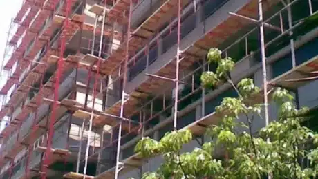 Mundohej për të fituar bukën e gojës, bënte dy punë. Humb jetën punëtori shqiptar në moshë të re