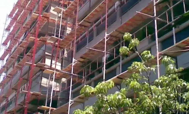 Mundohej për të fituar bukën e gojës, bënte dy punë. Humb jetën punëtori shqiptar në moshë të re