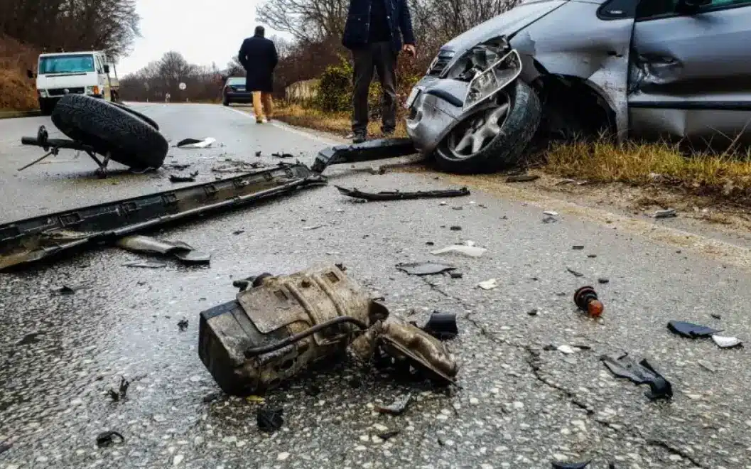 Makinat përplasen kokë më kokë, shoferi 27 vjecar përpIaset me…
