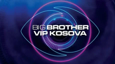 Banorja e BBVK nuk pyet për kamerat: Heq recipetat dhe zhytet të pishinë