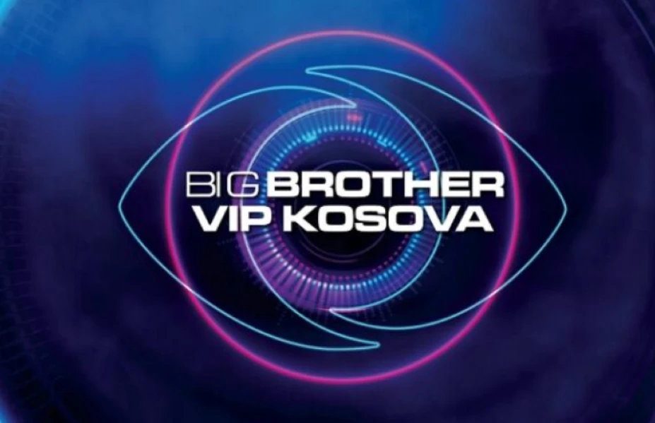 Banorja e BBVK nuk pyet për kamerat: Heq recipetat dhe zhytet të pishinë