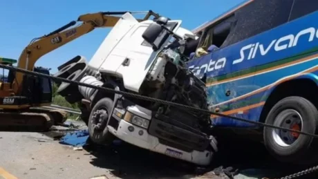 Aksident tragjik! Autobusi përplaset me kamionin, humbin jetën 11 persona