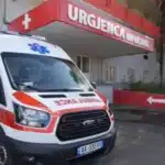 Aksident tronditës në vend! Makina përplaset me murin, humb jetën një person