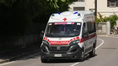 70-vjeçari hidhet nga ballkoni, por bie mbi 80-vjeçaren. 80 vjecarja humb jeten, 70 vjecari mbijeton!