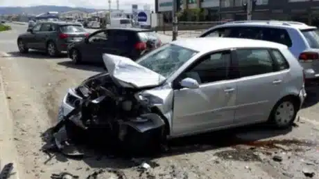 Aksident i tmerrshëm në vend! Dy makina bëhen copash, humb jetën 25 vjecari