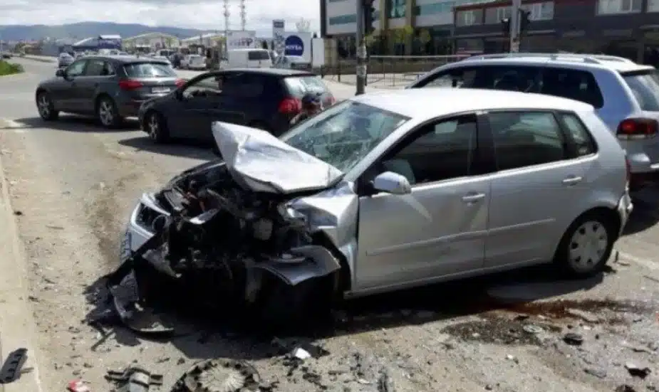 Aksident i tmerrshëm në vend! Dy makina bëhen copash, humb jetën 25 vjecari