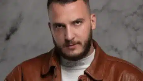 E bujshme! Arrestohet këngëtari i njohur shqiptar, raportohet se…