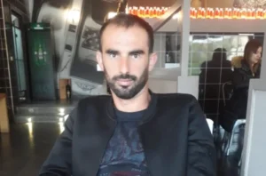Del fotoja: Ky është Besmiri i gjorë që mbeti i vr*rë me th*kë pas konfIiktit për një kanal vaditës