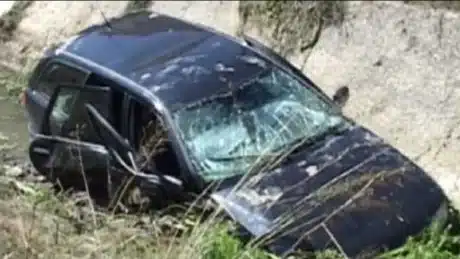 Shmangu përplasjen me mjetin tjetër, makina përfundon në kanal. Shoferi i…