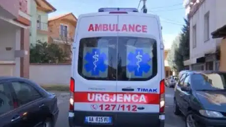 Aksident i frikshëm në vend! Makina përpIaset fuqishëm me një kamion, thuhet se…