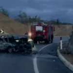 Aksident i frikshëm në vend! Përplasen keq dy makina, njëra shpërthen në fIakë!