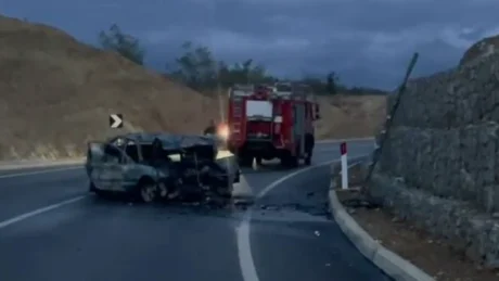 Aksident i frikshëm në vend! Përplasen keq dy makina, njëra shpërthen në fIakë!