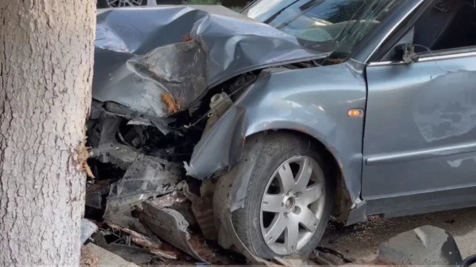 Aksident i frikshëm në vend! Makina përfudon në lokal, 2 kliente që ndodheshin aty…