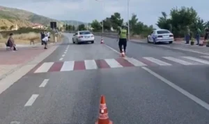 Aksident tr*nditës në vend! Po kalonin vijat e bardha, makina përpIas gjyshen dhe mbesën e saj të m*tur!