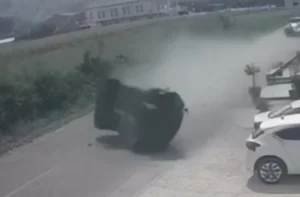 Makina fluturon në ajër nga forca e përpIasjes! Aksident tronditës në vend, ja cfarë raportohet!