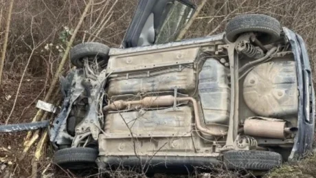 Aksident tronditës! Makina përfundon në grop, humb jetën shoferi