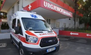Fatele në vend! Gruaja vetë hidhet nga ballkoni, humb jetën!