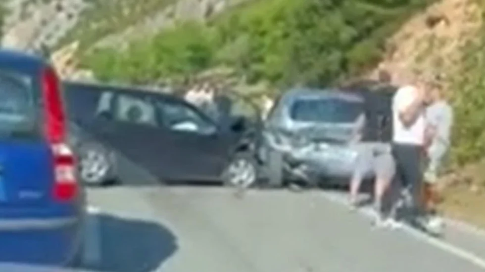 Aksident i katërfishtë në vend, makinat përplasen njëra pas tjetrës, disa persona…