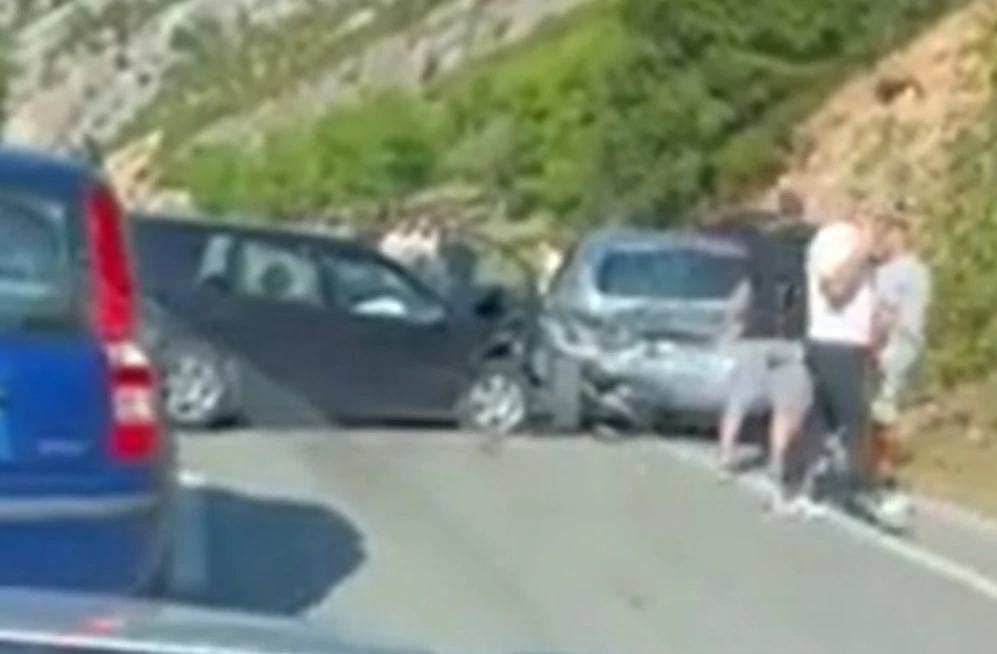 Aksident i katërfishtë në vend, makinat përplasen njëra pas tjetrës, disa persona…