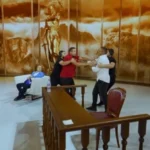 Eskalon situata në ‘Shihemi në Gjyq’, vëllezrit kacafyten me duar ‘Mua s’më njeh…’