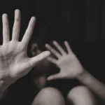 ‘Fajin e ka ajo dhe jo partneri im…’ Tmerr, nëna e 15 vjecares që u ab*zua se*ksualisht mbron bashkëjetuesin e saj
