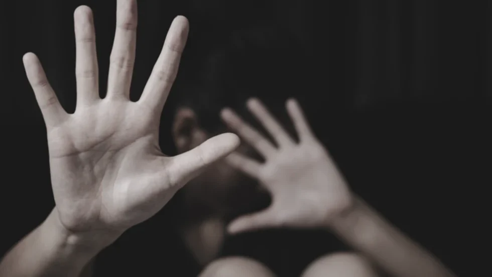 ‘Fajin e ka ajo dhe jo partneri im…’ Tmerr, nëna e 15 vjecares që u ab*zua se*ksualisht mbron bashkëjetuesin e saj