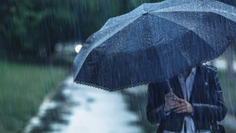 Bëhuni gati! Jepet ALARMI, nesër Shqipëria pushtohet nga reshje të forta shiu!