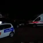 Makina humb kontrrollin dhe përplaset me shtyllen elektrike, 2 persona…