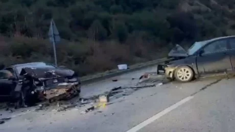 Aksident tronditës në vend! Makinat bëhen copash, 3 persona raportohet të…