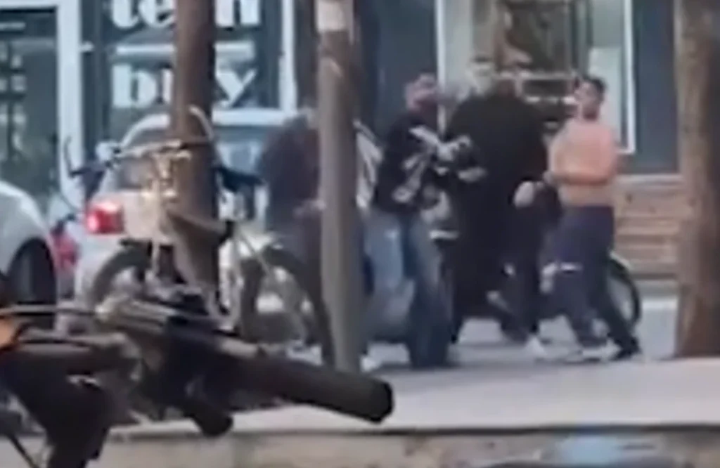 Ngjarje e rëndë! I riu në Tiranë, g*det me grushte dy vajza gjatë një konfIikti