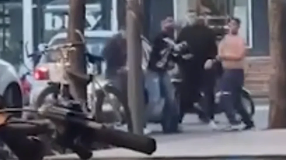 Ngjarje e rëndë! I riu në Tiranë, g*det me grushte dy vajza gjatë një konfIikti